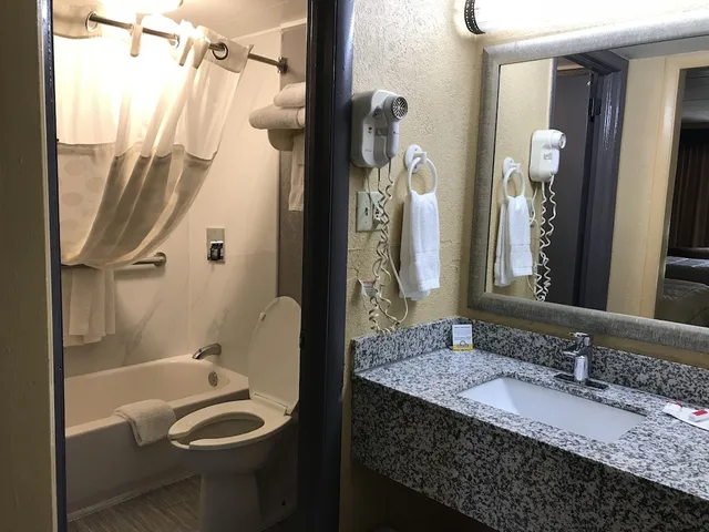 غرفة أساسية بسرير كينج بحمام خاص، Durham/Near Duke University 5/10