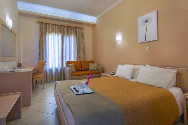 جناح بسرير كينج مع أريكة، Grecian Castle Hotel 1/6
