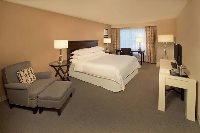 غرفة كلوب بسرير كينج، Sheraton Louisville Riverside Hotel 1/2