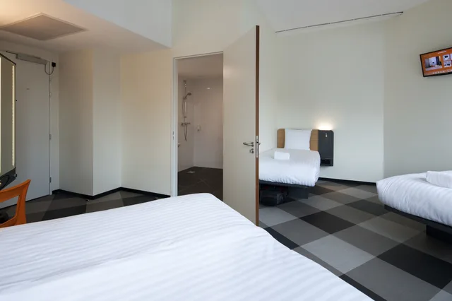 غرفة عائلية رباعية بسرير مزدوج وسريرين منفصلين، easyHotel Amsterdam Arena Boulevard 2/10