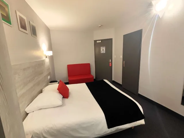 غرفة بثلاثة أسرّة، Brit Hotel Suisse Et Bordeaux 2/8