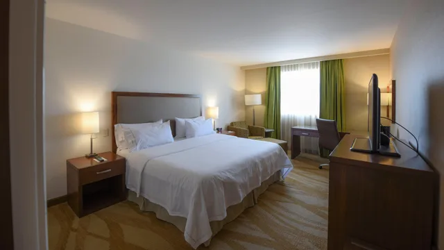 Room, King Bed, Holiday Inn Express and Suites Celaya 4/10