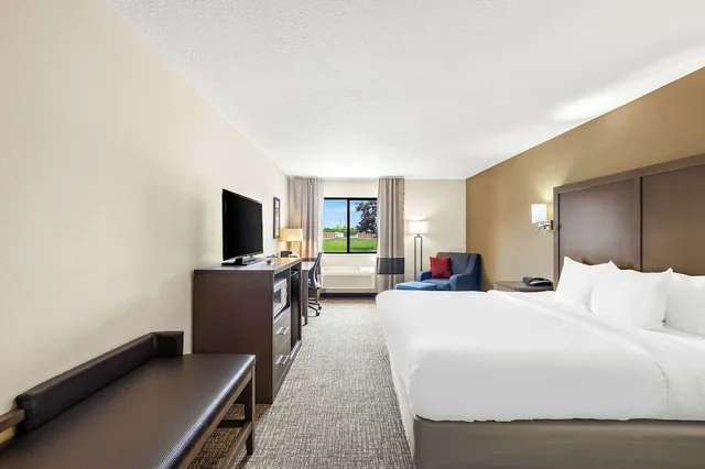 غرفة قياسية بسرير كينج، Comfort Inn Van Wert, OH 2/9