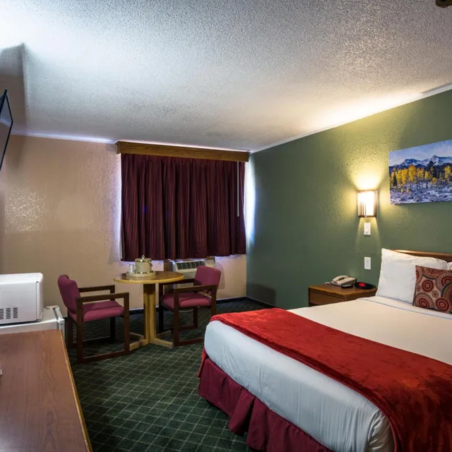 غرفة بسرير كوين، Red River Inn 1/10