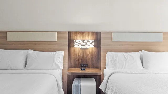 Suite, Multiple Beds, Holiday Inn Express Hotel And Suites Manchester Airport 7/10