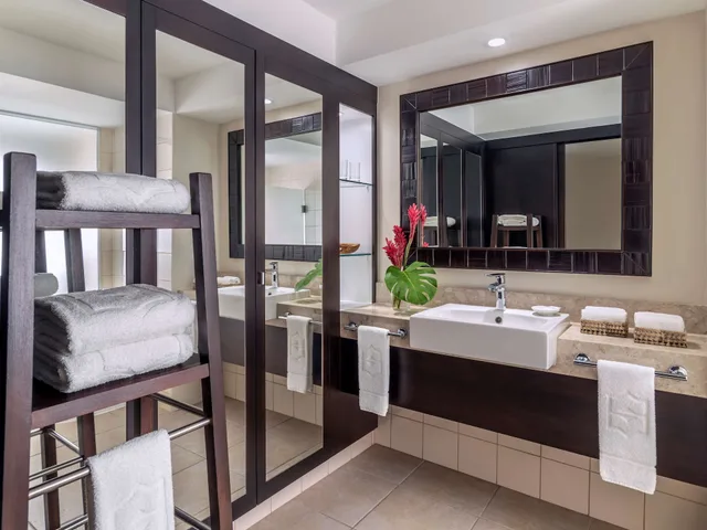 Grand, Ocean, Deluxe, King Bed, 2 Sofa, Shangri-La Yanuca Island 4/4
