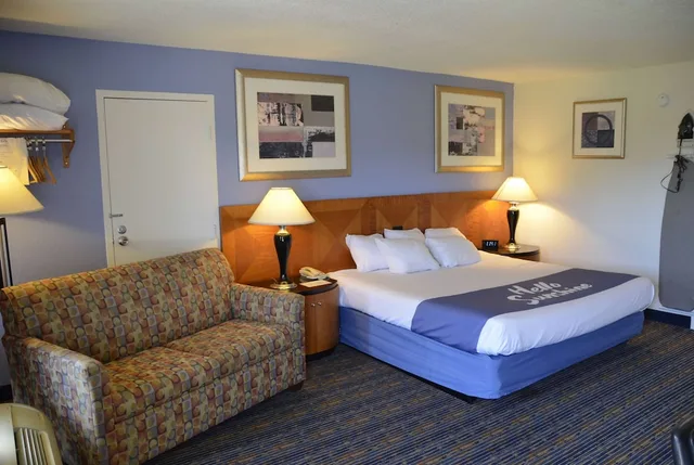 Upgrade, King Bed, Hot Tub، Days Inn by Wyndham Luray Shenandoah 4/10