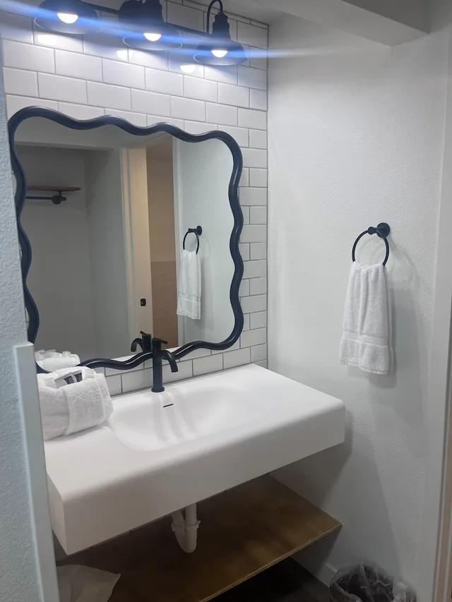Standard, 2 Queen Beds, King Oscar Motel 7/10