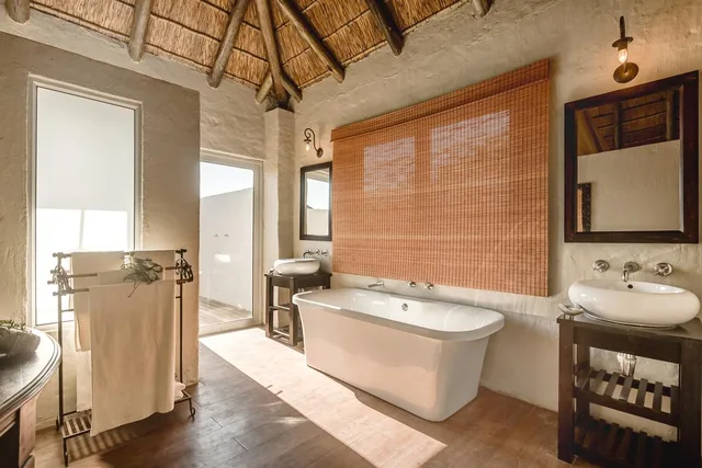 Luxury Two Bedroom Suite، Hlosi Game Lodge 2/2
