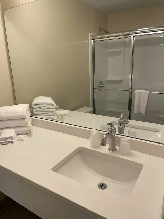 غرفة قياسية بسرير كينج بإطلالة جزئية على البحر، Hampton House Hotel 5/9