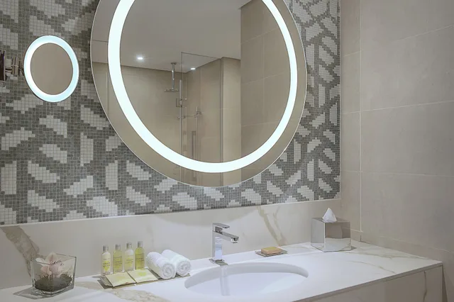جناح ديلوكس بسرير كينج بشرفة بغرفتي نوم، Hilton Doha The Pearl Residences 5/6