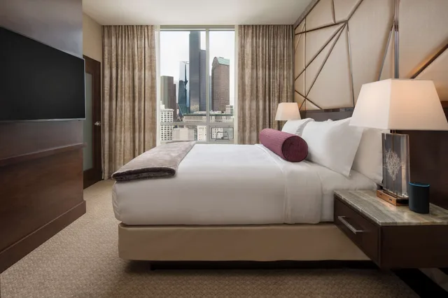 Skyline, Penthouse, King Bed, Kitchenette، Embassy Suites By Hilton Seattle Downtown Pioneer Square 2/3