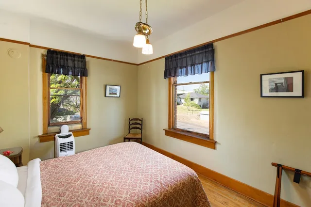 Traditional, Queen Bed, Shared Bathroom, Balch Hotel 1/10