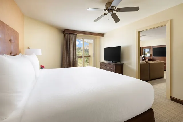 1 Bedroom, Suite, King Bed, Side View، Elevation Hotel And Spa 1/2