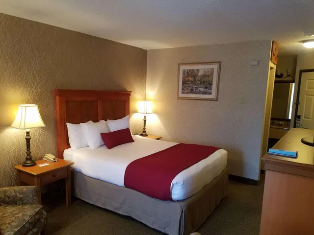 غرفة بسرير كوين بإطلالة على المسبح، Best Western Plus Rivershore Hotel 1/8