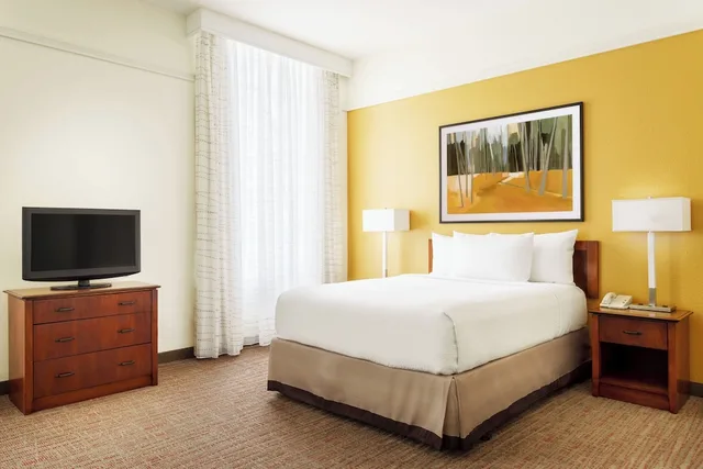 جناح بسرير كوين بغرفة نوم واحدة مع أريكة لذوي الإعاقة، Residence Inn Houston Downtown Convention Center 1/4
