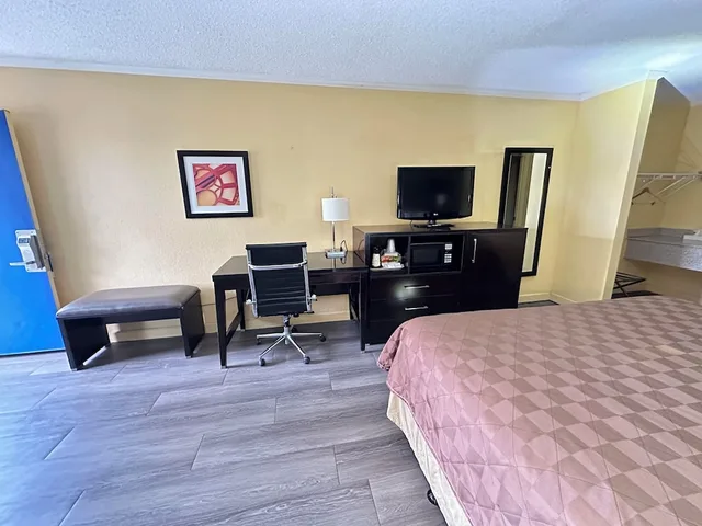 غرفة بسرير كينج مع أريكة لذوي الإعاقة، Rodeway Inn and Suites Plymouth Hwy 64 2/2