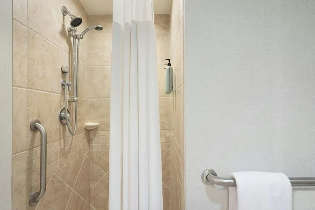 غرفة رباعية لذوي الإعاقة، Courtyard by Marriott Sandestin at Grand Boulevard 2/2
