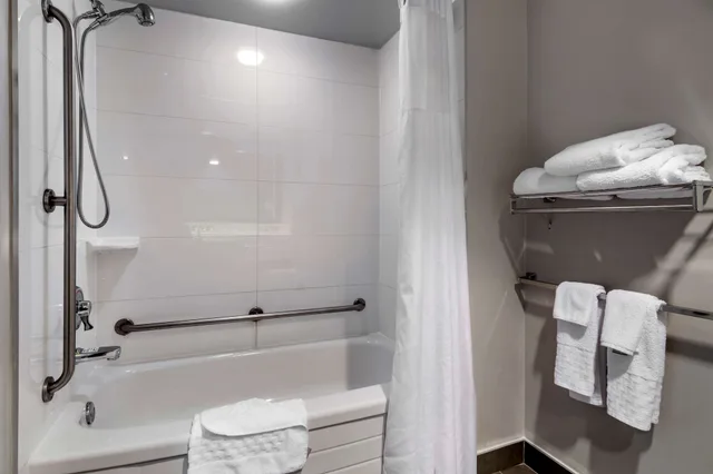 غرفة تنفيذية بسرير كينج لذوي الإعاقة، Best Western Plus Vancouver Airport Hotel 2/2