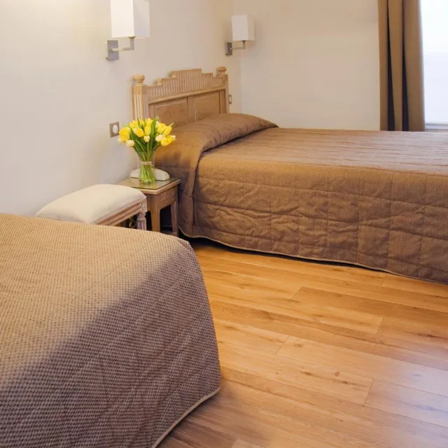 Adjoining، Hotel Du Printemps 5/8