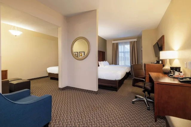 جناح بسريرين كوين مع أريكة، Comfort Suites Troy-I75 10/10
