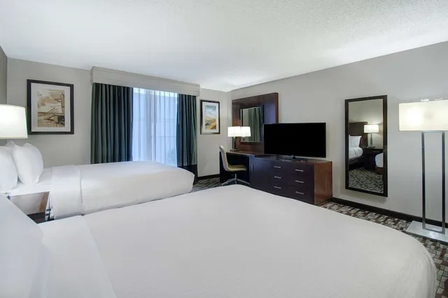 Room, 2 Queen Beds, Atrium Building، Embassy Suites by Hilton Jacksonville Baymeadows 1/6