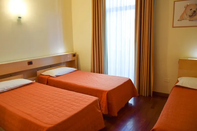غرفة ثلاثية بسرير مزدوج وسرير فردي، Hotel Losanna 1/10
