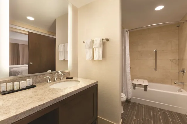 جناح بريميير بسريرين كوين، Embassy Suites Akron-Canton Airport 2/4