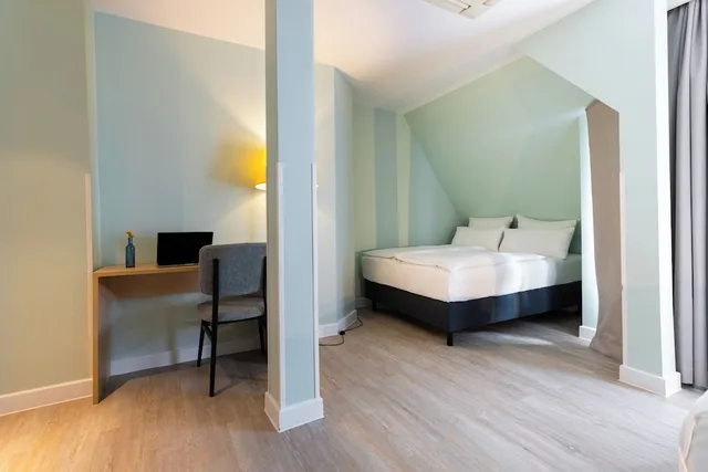 1 Bedroom, Suite, Queen Bed, Sofa, Garner Hotel Berlin Messe by IHG 5/6