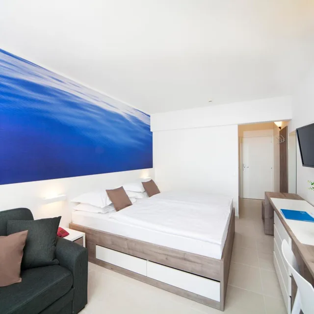 Superior, Double Bed, Sea Side, Balcony, on the Side، Bluesun Hotel Neptun 2/5
