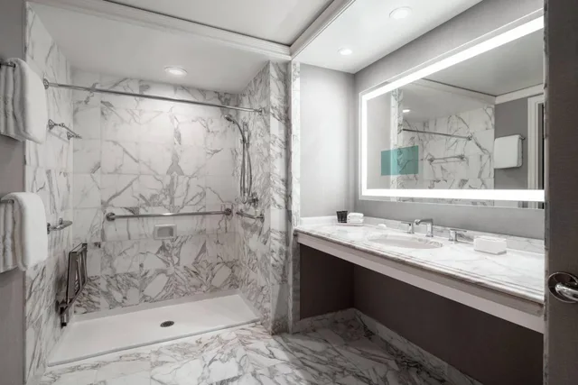 غرفة قياسية بسريرين كوين، The Ritz-Carlton, St. Louis 4/6