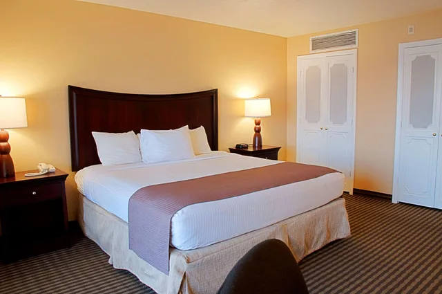 غرفة سوبيريور بسرير كينج بإطلالة على النهر، Best Western Fort Myers Waterfront 1/3