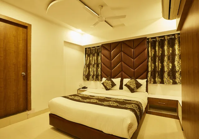 Deluxe, Double Bed, Hotel Alibaba Mumbai 3/10
