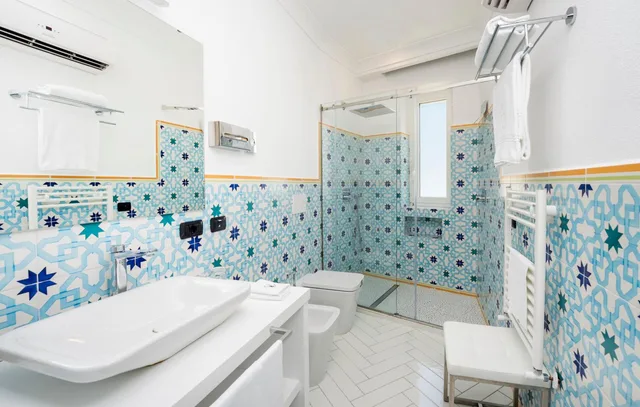 جناح بسرير كينج وسرير فردي بإطلالة على البحر بشرفة، Le Agavi Hotel 9/10