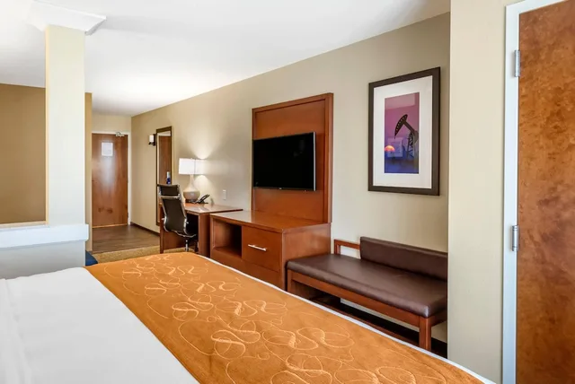 جناح بسرير كينج مع أريكة، Comfort Suites Midland West 2/3