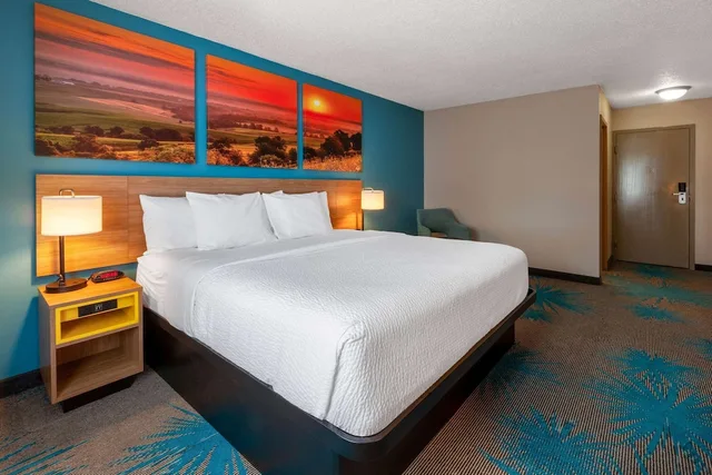غرفة بسرير كينج يُسمح فيها بالحيوانات الأليفة لذوي الإعاقة، Days Inn By Wyndham Sandusky / Cedar Point 1/5