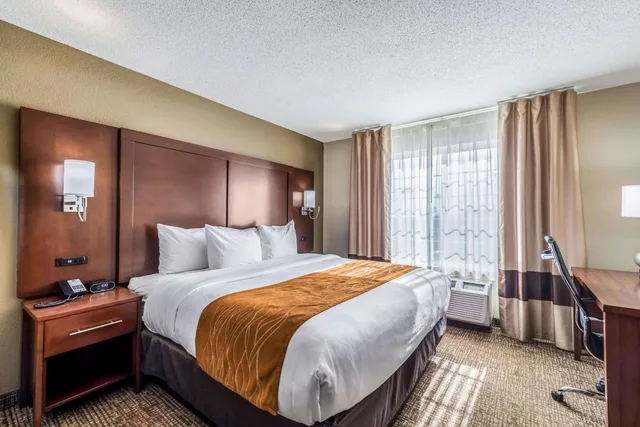 غرفة بسرير كينج مع أريكة، Comfort Inn and Suites Dayton North 2/4
