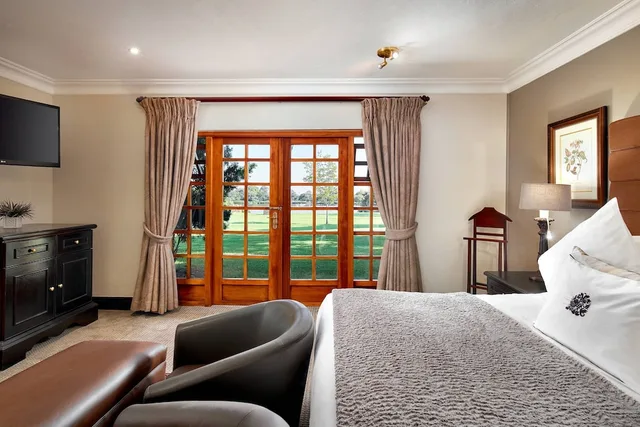 غرفة بسرير كينج بإطلالة على البحيرة مع أريكة، Irene Country Lodge, Autograph Collection 7/10