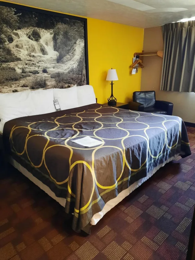 غرفة بسرير كينج يُسمح فيها بالحيوانات الأليفة، Super 8 by Wyndham Watertown 1/10
