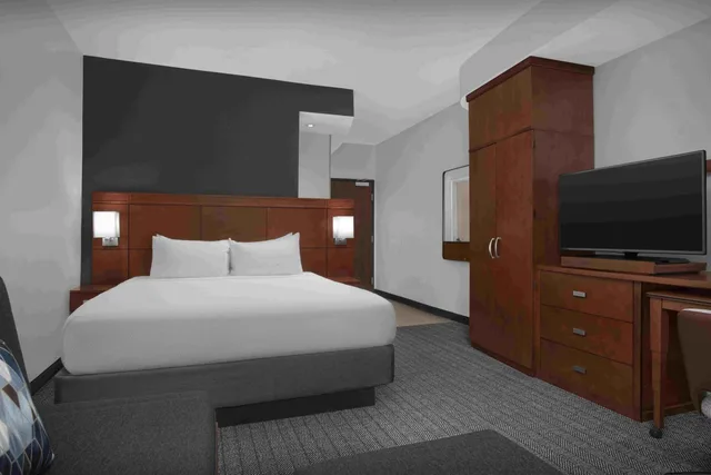 غرفة بسرير كينج مع أريكة بحوض استحمام لذوي الإعاقة، Courtyard by Marriott San Antonio SeaWorld - Westover Hills 2/4