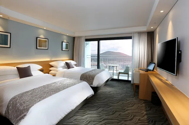 غرفة عائلية رباعية بسريرين مزدوجين بإطلالة على المدينة بشرفة، Seogwipo JS Hotel 2/6