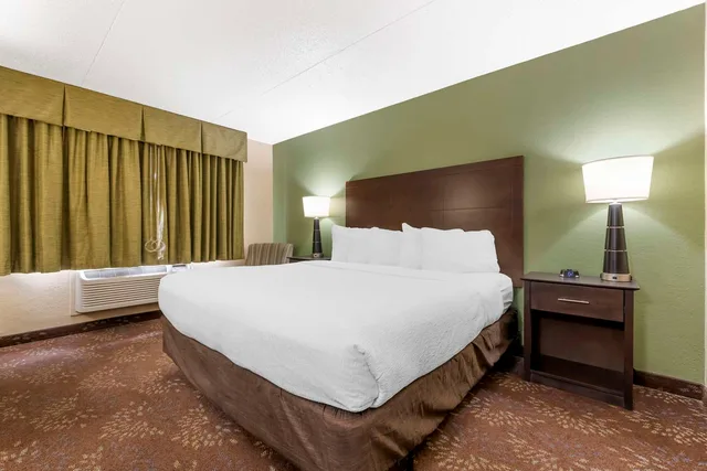غرفة بسرير كينج بإطلالة على المسبح، Best Western Plus New Ulm 2/4
