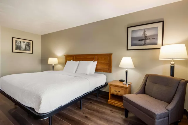 غرفة بسرير كينج لذوي الإعاقة، SureStay Plus Hotel by Best Western Rexburg 3/7