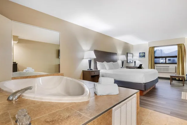 جناح بسرير كينج بحوض جاكوزي، Best Western Davison Inn 10/10