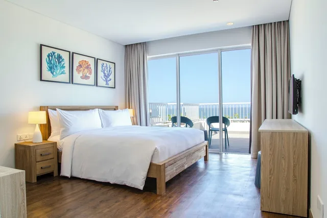 جناح بريميير بسرير كينج وسريرين منفصلين بإطلالة على البحر بغرفتي نوم، The Pearl Hoi An 3/10