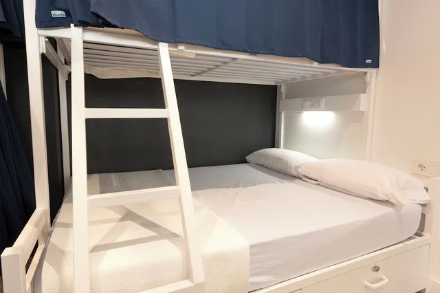غرفة عائلية بسرير مزدوج وسرير فردي وسرير بطابقين، Málaga Top Hostel 1/3