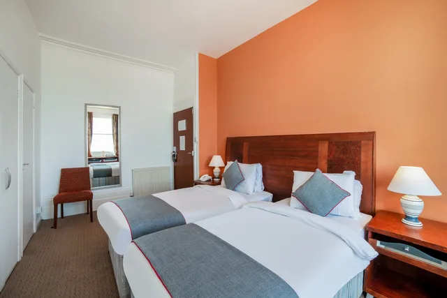 غرفة قياسية بسريرين منفصلين، OYO The Strand Hotel 1/2