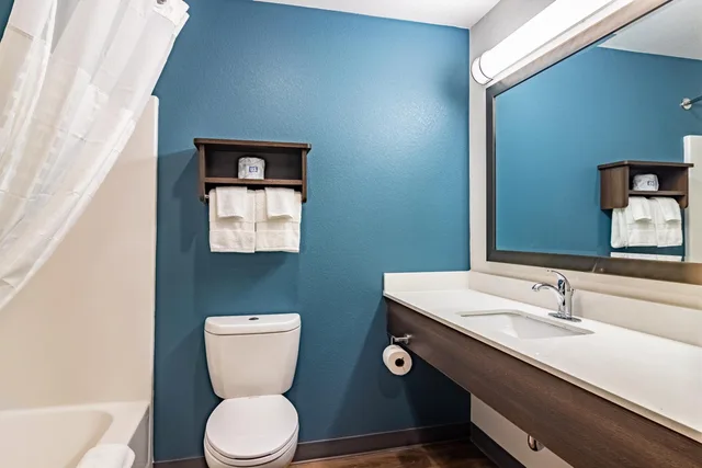 غرفة بسرير كوين مع أريكة، WoodSpring Suites Toledo Maumee 3/5