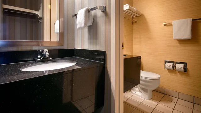 غرفة بسرير كوين بمطبخ صغير، Best Western Cascadia Inn 8/10
