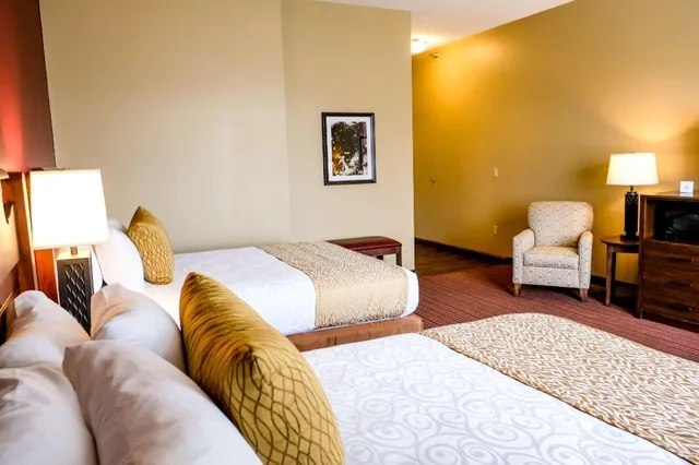 Room, 2 Queen Beds, Bath and Shower، Best Western Plus Dutch Haus Inn And Suites 3/4
